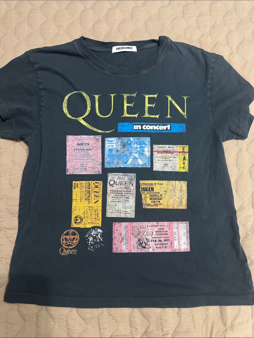 Daydreamer Women's Small 'Queen In Concert' Black Graphic Tee